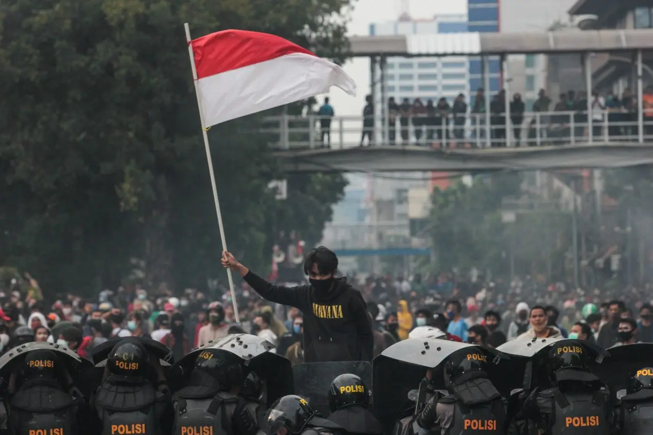 Lebih dari Kilat: Orang Muda Mengkritik Minimnya Partisipasi dalam UU Polri